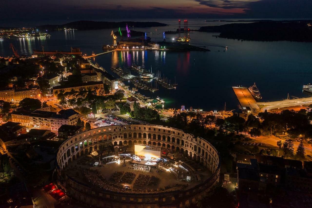 Luxury Apartment Jana With Private Parking Пула Экстерьер фото